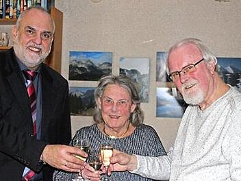 Das Jubelpaar stößt mit Gratulant Georgios Halkias an.  Foto: Bernhard Panzer