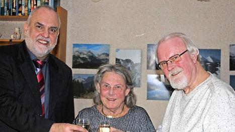 Das Jubelpaar stößt mit Gratulant Georgios Halkias an.  Foto: Bernhard Panzer