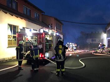 Einen  "Brand" in der Produktionshalle der Firma Heckelmann in Waldfenster  galt es zu bek&auml;mpfen. Foto: Thomas Straub
