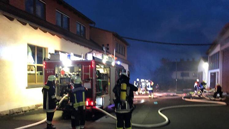 Einen  "Brand" in der Produktionshalle der Firma Heckelmann in Waldfenster  galt es zu bek&auml;mpfen. Foto: Thomas Straub