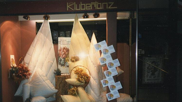 Im Obergeschoss gab es früher auch Bettdecken und Kissen zu kaufen. Das Foto entstand 1986. Foto: Archiv Helene Klubertanz
