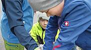 Die Kinder waren mit Begeisterung an der Apfelpresse dabei.