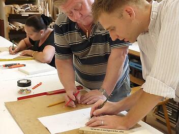 Klaus Bleimüller und Martin Königsteiner zeichnen den Grundriss einer Kastenkrippe. Fotos: Pauline Lindner
