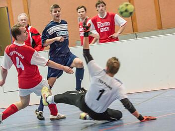 Steffen Titus (Mitte) erzielte im Finale den Siegtreffer für den FC Marktleugast. Hier scheitert er aber am Pressecker Torwart Florian Hohner. Links dessen Teamkollege Dominik Gareis. Fotos: Alexander Muck