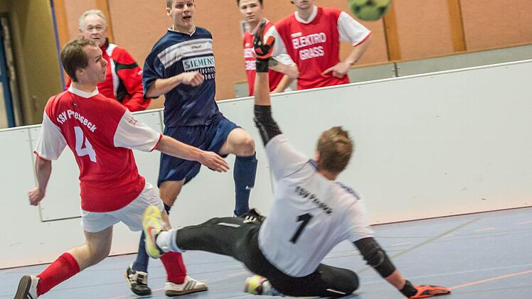 Steffen Titus (Mitte) erzielte im Finale den Siegtreffer für den FC Marktleugast. Hier scheitert er aber am Pressecker Torwart Florian Hohner. Links dessen Teamkollege Dominik Gareis. Fotos: Alexander Muck
