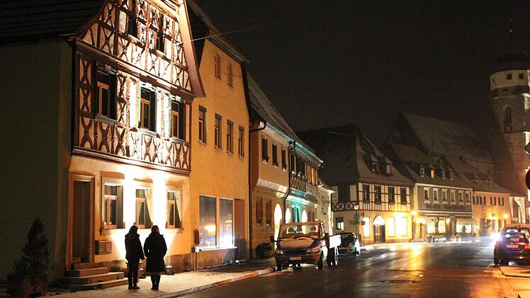 Passanten bleiben stehen und verweilen: Die Altstadt bei einem Testlauf zu "Weismain leuchtet" Fotos: Christian Bauriedel