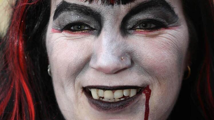 Schaurig schöne Vampire mischten sich unter die Zuschauer.