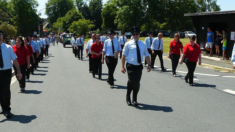 und die Feuer Elbersreuth zogen unter den Klängen der Trachtenkapelle Stadtsteinach hinauf zum Festgelände.