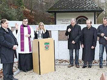 Pfarrer Florian Stark (2.v.l.) und Pfarrerin Ulrike Werner (3.v.l.) weihten die neue Urnenwand ein.  Foto: fra-press