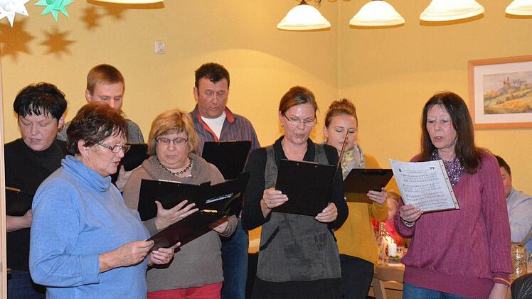 Die Käßlitzer begrüßten ihre Gäste aus dem Bayernland mit einem besonderen Friedenslied. Bild: Schmidt