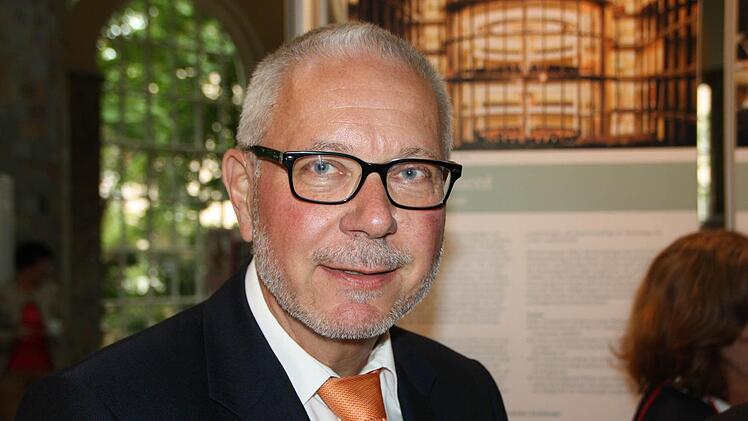 "Ich habe eine besondere Affinität zu dem Thema, weil mein Vater von 1961 bis 1969 im Bundestag saß", sagt der Leiter des Bad Kissinger Jack-Steinberger-Gymnasiums, Frank Kubitza. Der FDP-Politiker Werner Kubitza vertrat die Region Main-Spessart damals noch in Bonn. Damals habe er viele Einblicke in die politische Arbeit erhalten, berichtet Kubitza, aus dessen Schule gestern auch die erste Klasse die Ausstellung besuchte: "Das nehmen wir natürlich sehr gerne an." Foto: Ralf Ruppert