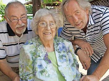 Elsa Liebig freut sich, dass ihre beiden Söhne Klaus und Dieter zu ihrem Jubeltag gekommen sind. Sie hat außerdem fünf Enkel, acht Ur-Enkel und einen Ur-Ur-Enkel. Foto: Sonja Adam