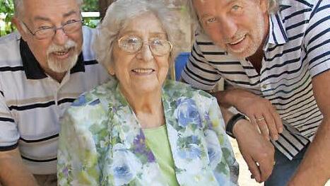 Elsa Liebig freut sich, dass ihre beiden Söhne Klaus und Dieter zu ihrem Jubeltag gekommen sind. Sie hat außerdem fünf Enkel, acht Ur-Enkel und einen Ur-Ur-Enkel. Foto: Sonja Adam