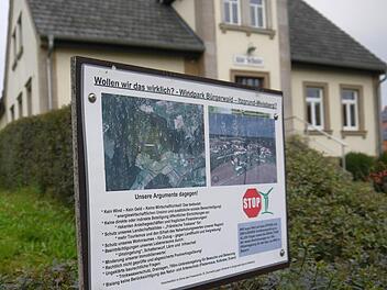Streitfall "Bürgerwald": Die Plakate gegen das Windpark-Projekt in Welsberg hängen zwar nicht mehr, wohl aber tun die Gegner weiter ihren Unmut kund. Am 25. November können sie dies auch bei einer Informationsveranstaltung in der "Holzwurm-Halle" tun. Foto: Berthold Köhler