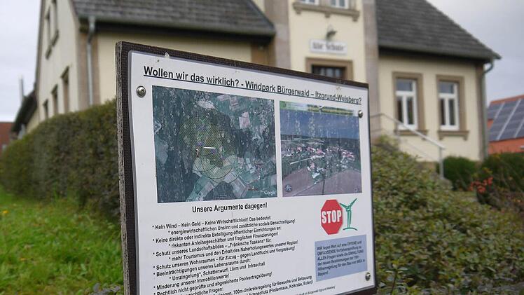 Streitfall "Bürgerwald": Die Plakate gegen das Windpark-Projekt in Welsberg hängen zwar nicht mehr, wohl aber tun die Gegner weiter ihren Unmut kund. Am 25. November können sie dies auch bei einer Informationsveranstaltung in der "Holzwurm-Halle" tun. Foto: Berthold Köhler