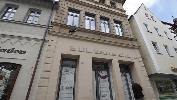 Die neu eingebauten Fenster auf der Seite zur Hauptstraße sind noch immer verklebt.  Fotos: Andreas Oswald