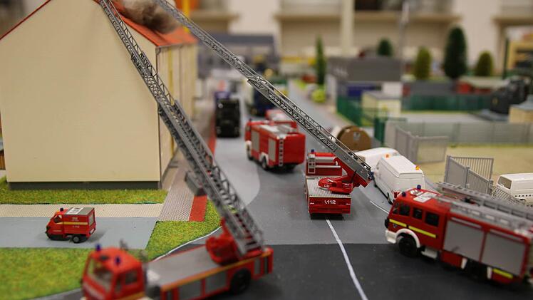 Ein mögliches Szenario: Brand im Dachstuhl eines Reihenhauses. Anhand der Modelle im Maßstab 1:87 können Anfahrtswege und ähnliches für die Helfer simuliert werden. Fotos: Jochen Nützel
