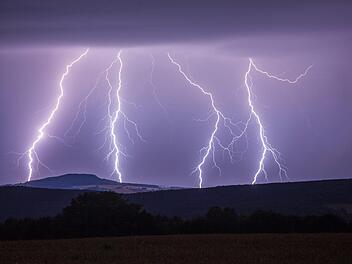 Der Deutsche Wetterdienst warnt vor starkem Gewitter f&uuml;r Kreis und Stadt W&uuml;rzburg und Kitzingen. Bis voraussichtlich 8.30 Uhr kann es Blitzschlag geben. Symbolfoto: Bernd M&auml;rz/dpa