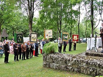 Vereinsvorsitzender Gregor Lutz begrüßte Fahnenabordnungen befreundeter Jägervereine aus der Region. Foto: Sigismund von Dobschütz