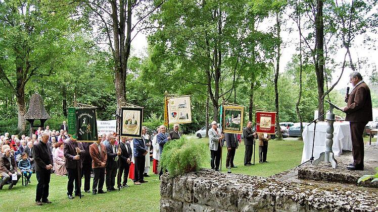 Vereinsvorsitzender Gregor Lutz begrüßte Fahnenabordnungen befreundeter Jägervereine aus der Region. Foto: Sigismund von Dobschütz