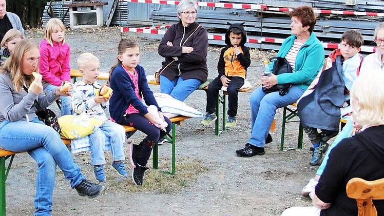 Zu einem Märchenabend kamen Kinder mit Eltern oder Großmüttern am Freitag auf dem Gelände des Feststadels zum Eisbären zusammen. Foto: Klaus Klaschka