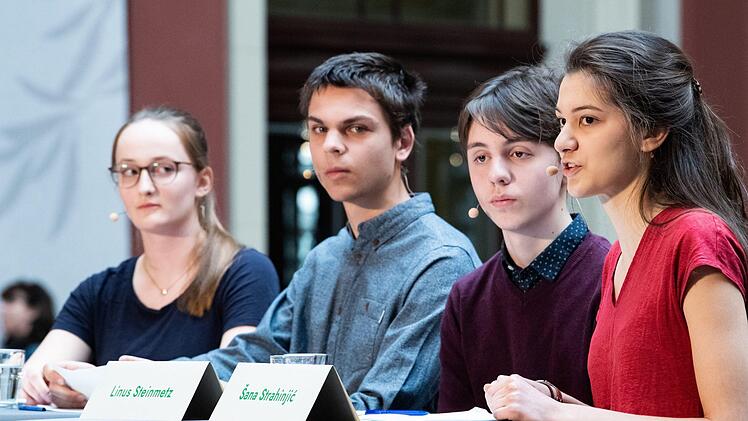 Die Schüler- und Studenteninitiative "Fridays for Future" hat eine radikale Reduzierung der Treibhausgasemissionen bis 2035 gefordert.Foto: Bernd von Jutrczenka/dpa