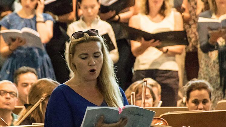 Richard Cooke probt mit dem Philharmonischen Orchester, dem Chor des Landestheaters und der Royal Choral Society die "Sea Symphony" von Ralph Vaughan Williams in der Coburger Morizkirche.Foto: Jochen Berger