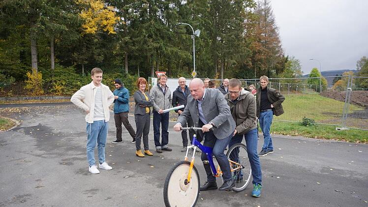 Auch Bürgermeister Georg Seiffert probierte mit Hilfe von Siegfried  Neumann das Pumpbike aus. Foto: Marion Eckert