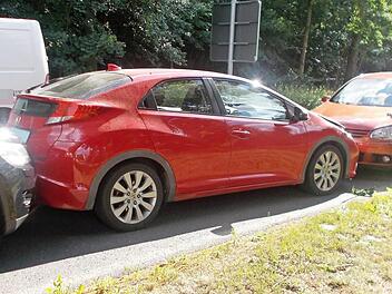 Gleich sechs Fahrzeuge wurden am Dienstagnachmittag in einen Verkehrsunfall im K&uuml;rengrund verwickelt.  Foto: Polizei/Stefan Probst