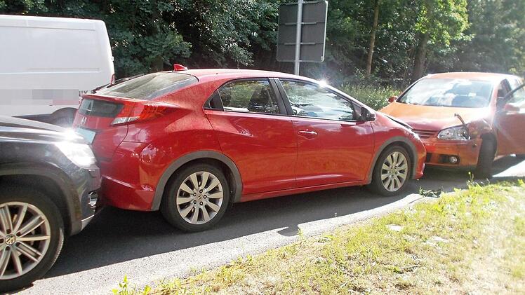 Gleich sechs Fahrzeuge wurden am Dienstagnachmittag in einen Verkehrsunfall im K&uuml;rengrund verwickelt.  Foto: Polizei/Stefan Probst