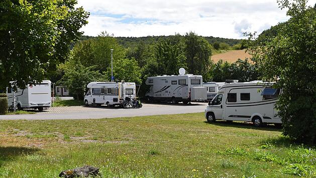 Der Wohnmobilstellplatz in Ramsthal erfreut sich sehr guter Belegung. Nun sollen die Kosten f&uuml;r die Gemeinde im Hinblick auf eine Stellplatzgeb&uuml;hr betrachtet werden.  Foto: Andreas Lomb
