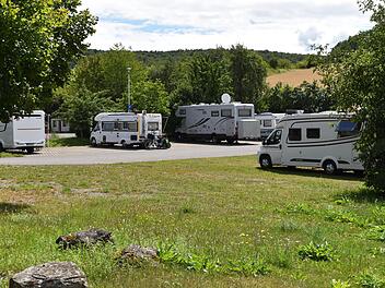 Der Wohnmobilstellplatz in Ramsthal erfreut sich sehr guter Belegung. Nun sollen die Kosten für die Gemeinde im Hinblick auf eine Stellplatzgebühr betrachtet werden.  Foto: Andreas Lomb