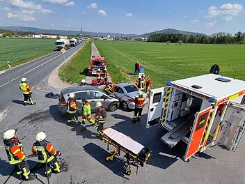 Neustadt: Feuerwehr wird zu "eingeklemmter Person" nach Unfall alarmiert - zwei Verletzte