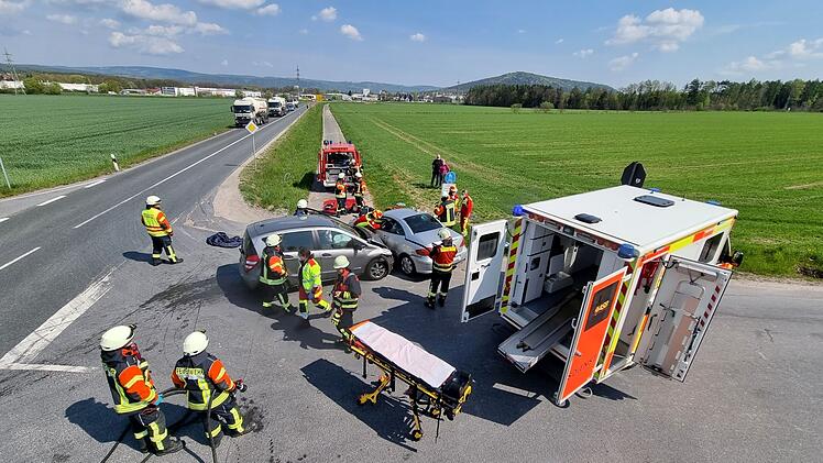 Neustadt: Feuerwehr wird zu "eingeklemmter Person" nach Unfall alarmiert - zwei Verletzte