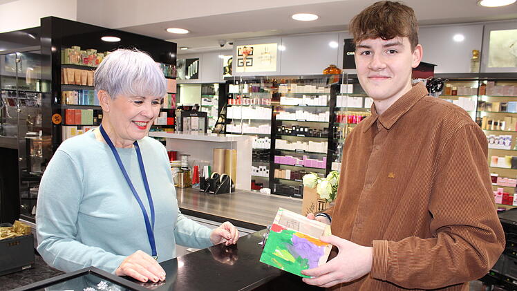 Kitzingen: Adventskalender der besonderen Art: Geschäfte stellen Krippen und Lichter aus