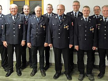 Thomas Eidelloth (von links), Gerhard Wilde, Johannes Wachter, Herbert Eisentraudt, Michael Weber, Herbert Müller, Heinrich Steiger, Rudi Jaros, Erster Kommandant Michael Jaros und Kreisbrandrat Joachim Ranzenberger haben das Ehrenzeichen in Silbe...