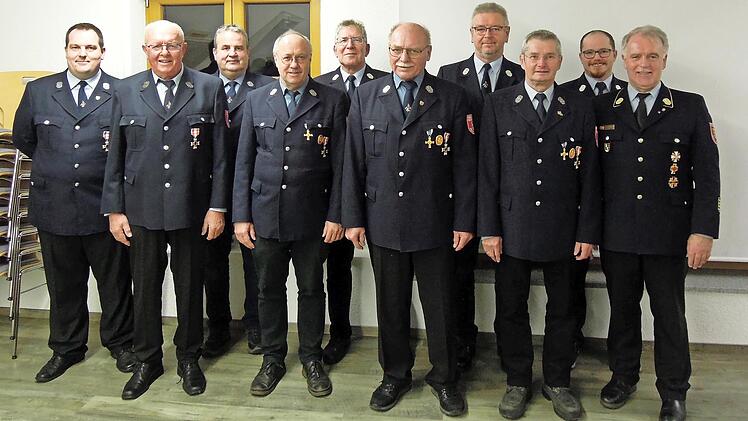 Thomas Eidelloth (von links), Gerhard Wilde, Johannes Wachter, Herbert Eisentraudt, Michael Weber, Herbert Müller, Heinrich Steiger, Rudi Jaros, Erster Kommandant Michael Jaros und Kreisbrandrat Joachim Ranzenberger haben das Ehrenzeichen in Silbe...