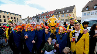 Große Party nach dem Faschingsumzug am Marktplatz.