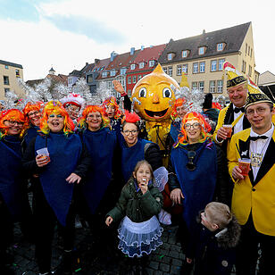 Große Party nach dem Faschingsumzug am Marktplatz.