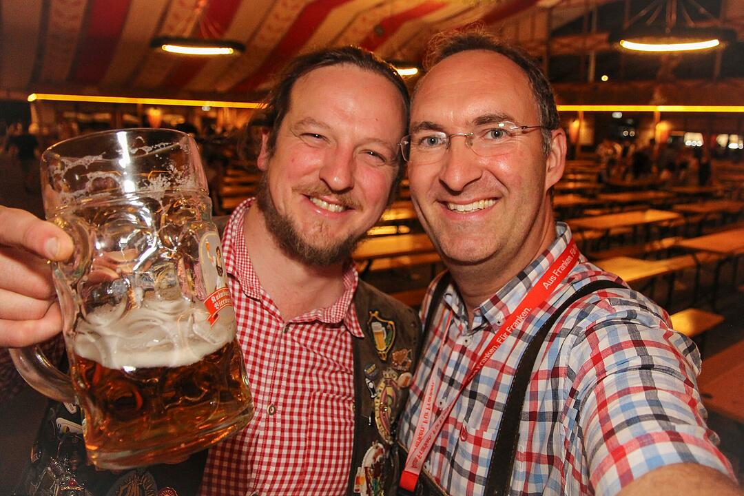 Die Stadlbesucher feierten mit den Stoapf&auml;lzer Spitzbuam.