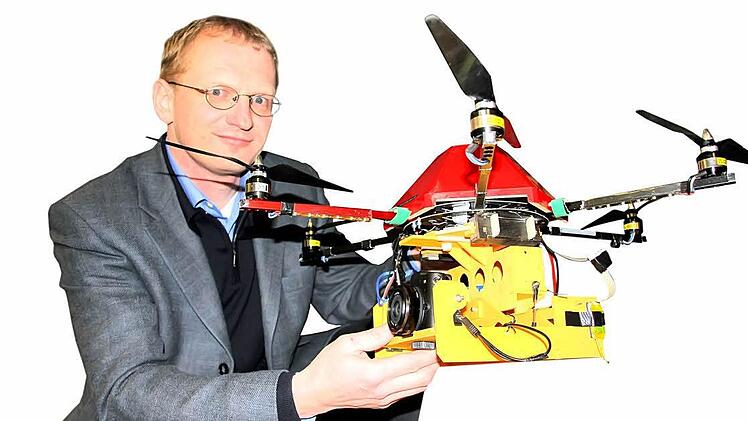Otmar Fugmann mit seinem Mikrokopter Foto: Corinna Igler