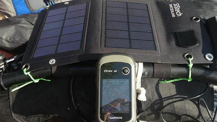 Ein Solarpanel lädt den Handyakku.