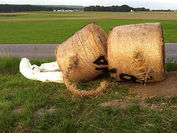 Am Dienstagmorgen liegt der Krug erneut zerstört vor Hannberg. Foto: Daniela Friedel