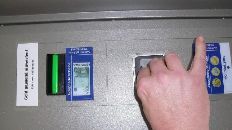 Zuerst fordert der Automat Geld und weist darauf hin, dass es passen muss, da er nicht wechseln kann.