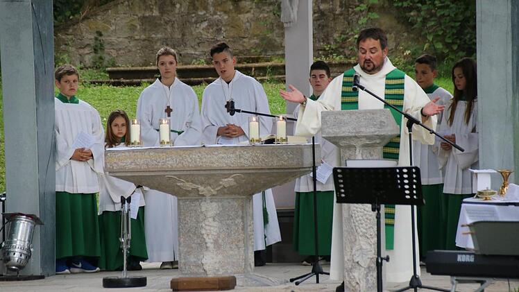 Der Zeiler Pfarrer Michael Erhart beim Eröffnungsgottesdienst Foto: Ronald Heck