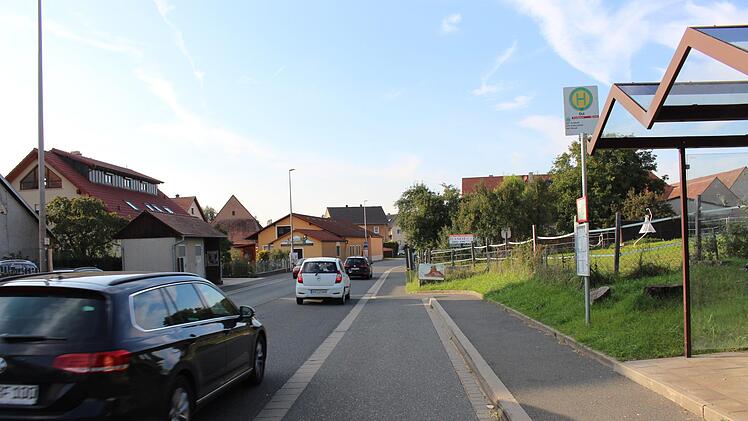 Im Bereich der beiden Buswartestellen in Thüngfeld  (rechts und links im Bild) soll eine Fußgängerampel installiert werden.  Evi Seeger