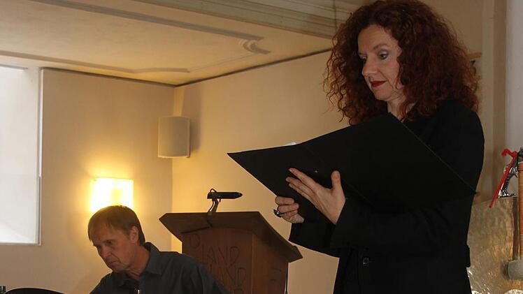 Luise Wunderlich ließ das Leben von Martin Luther aufleben. Begleitet wurde sie von Bernd Settelmeyer, der ein ganzes Arsenal an Schlaginstrumenten präsentierte. Foto: Sonny Adam