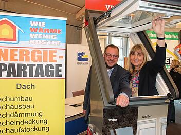 Landrat Sebastian Straubel und Coburgs Zweite Bürgermeisterin Birgit Weber informierten sich bei den Energiespartagen auch über neue energiesparende Dachfenster. Foto: Wolfgang Desombre