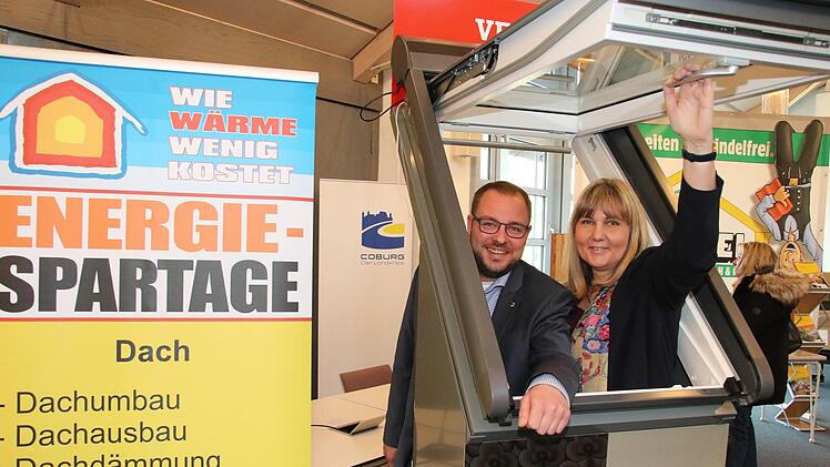 Landrat Sebastian Straubel und Coburgs Zweite Bürgermeisterin Birgit Weber informierten sich bei den Energiespartagen auch über neue energiesparende Dachfenster. Foto: Wolfgang Desombre