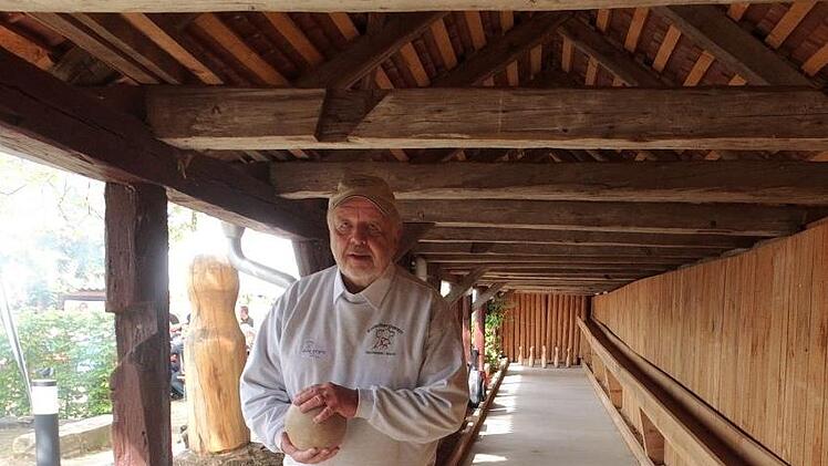 Karsten Wiese auf der Freiluft-Kegelbahn    Foto: Britta Schnake